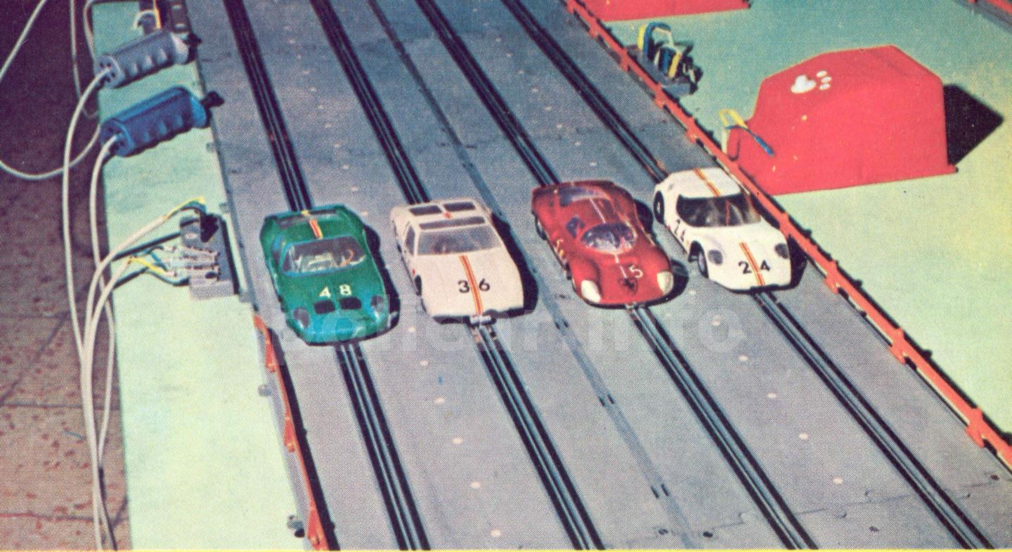 Lamborgini Miura (320SP), De Tomaso Mangusta (322SP), Ferrari 330 P3 (321SP), OSI Scarabeo (323SP) info-box una foto d'epoca.
